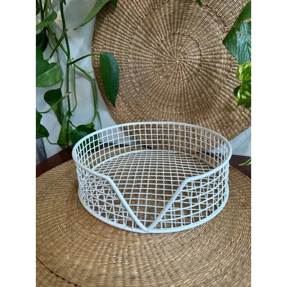 White wire V basket